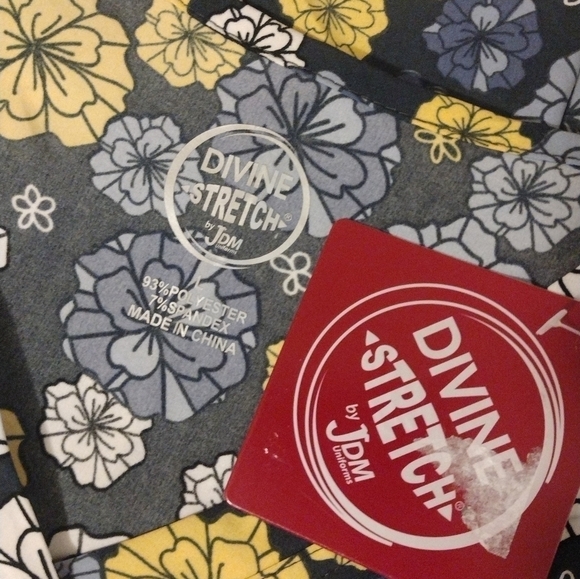 JDS Uniforms Blue Floral Nurse Top - Picture 6 of 6